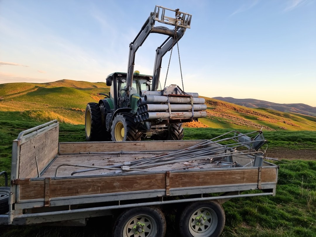 Hokonui Wind Farm — met mast components delivered to site by tractor